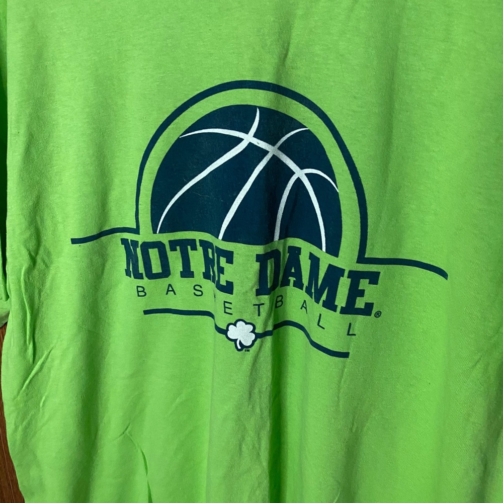 Gildan Notre Dame Basketball T Shirt Mens L Green 2010-11 Fighting Irish Roster - Picture 2 of 5